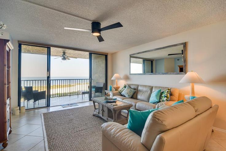Elegante sala de estar con mobiliario moderno en un apartamento en Building Gulf Boulevard - evolve - 1385723 en Clearwater, Clearwater Elegante sala de estar con mobiliario moderno en un apartamento en Building Gulf Boulevard - evolve - 1385723 en Clearwater, Clearwater