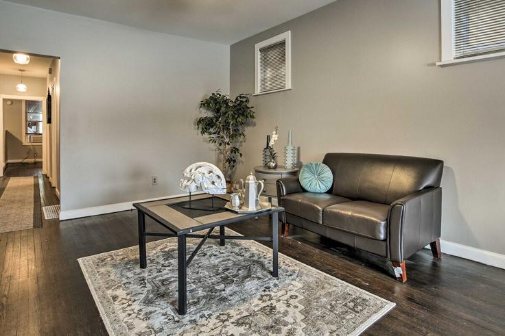 Elegante sala de estar con mobiliario moderno en un apartamento en Building North Laporte Avenue - evolve - 1306380 en Chicago, Chicago