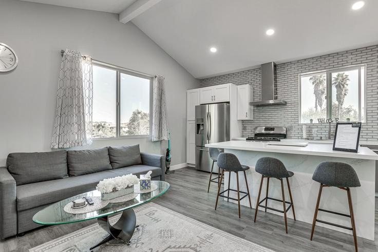 Elegante sala de estar con mobiliario moderno en un apartamento en Building Avenida Del Diablo - evolve - 1308385 en Escondido, Escondido