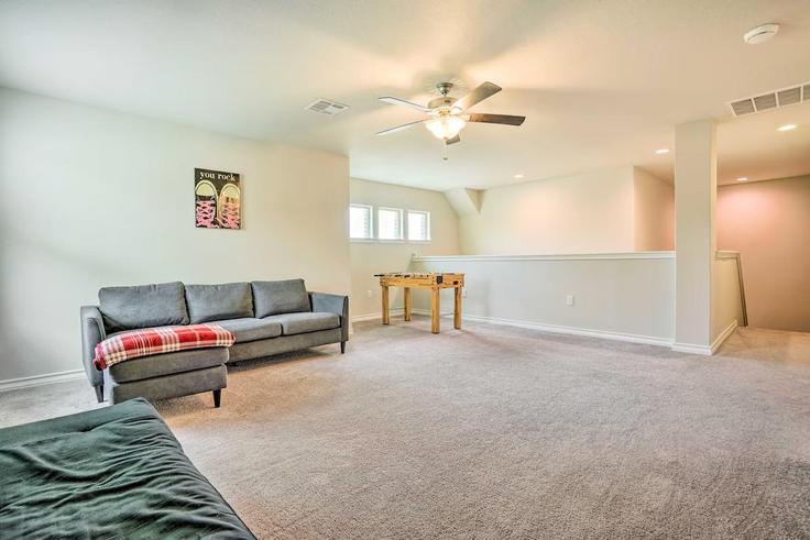 Sala de estar elegantemente projetada com móveis modernos em um apartamento no Building Chestnut Crossing - evolve - 1385902 em San Antonio, San Antonio Sala de estar elegantemente projetada com móveis modernos em um apartamento no Building Chestnut Crossing - evolve - 1385902 em San Antonio, San Antonio