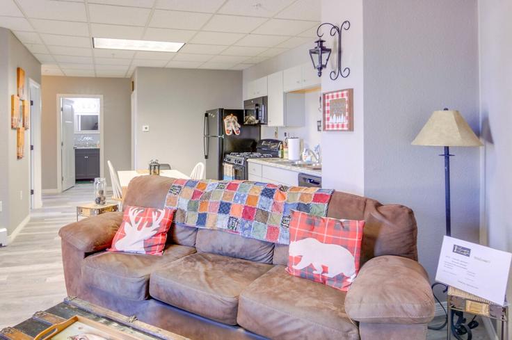 Elegant gestaltetes Wohnzimmer mit moderner Einrichtung in einer Wohnung im Building Oak Street - evolve - 1386119 in Del Norte, Del Norte