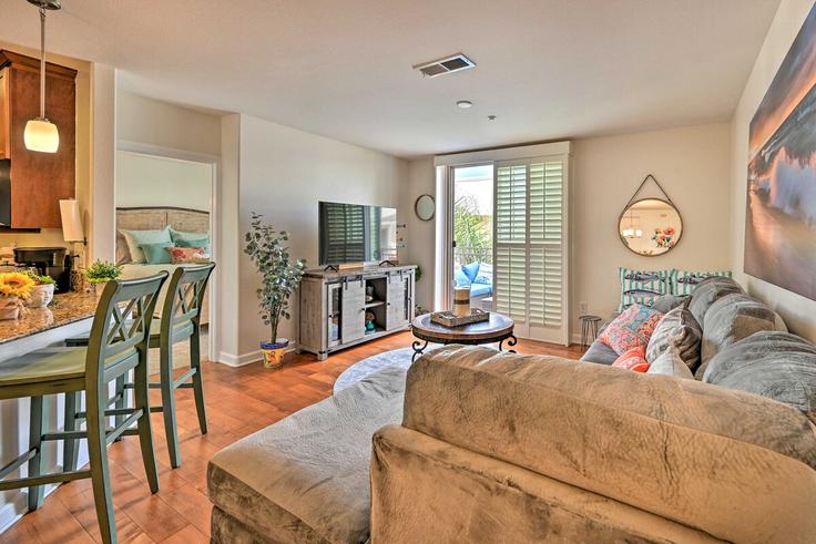 Sala de estar elegantemente projetada com móveis modernos em um apartamento no Building Costa Pacifica Way - evolve - 1383711 em Oceanside, Oceanside Sala de estar elegantemente projetada com móveis modernos em um apartamento no Building Costa Pacifica Way - evolve - 1383711 em Oceanside, Oceanside