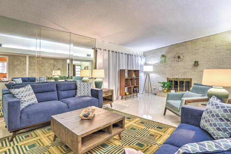 Salle de séjour élégante avec mobilier moderne dans un appartement à Building Country Club Road North - evolve - 1385607 à St. Petersburg, St. Petersburg