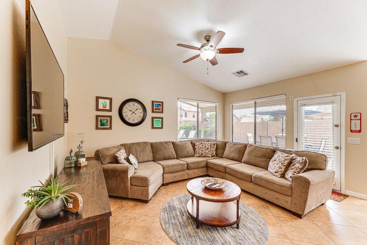 Maricopa, Maricopa에 위치한 Building West Cahill Drive - evolve - 1385912 유닛의 세련된 인테리어가 돋보이는 거실