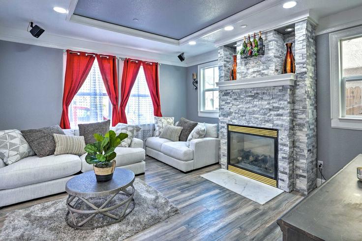 Elegant gestaltetes Wohnzimmer mit moderner Einrichtung in einer Wohnung im Building Ashwick Loop - evolve - 1383714 in Sacramento, Sacramento