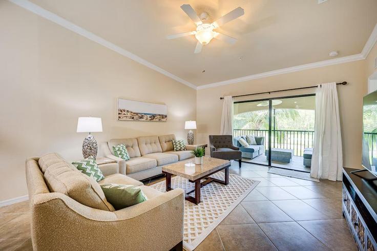 Elegante sala de estar con mobiliario moderno en un apartamento en Building Bonita National Boulevard - evolve - 1385696 en Bonita Springs, Bonita Springs