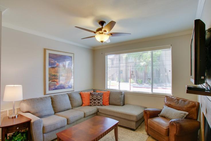 Salle de séjour élégante avec mobilier moderne dans un appartement à Building East Acoma Drive - evolve - 1386177 à Phoenix, Phoenix Salle de séjour élégante avec mobilier moderne dans un appartement à Building East Acoma Drive - evolve - 1386177 à Phoenix, Phoenix