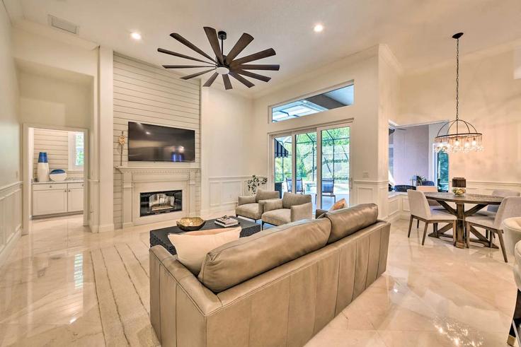 Bradenton BradentonのBuilding Camden Harbour Drive - evolve - 1383677のアパートメントにある、モダンな家具を備えたエレガントなデザインのリビングルーム