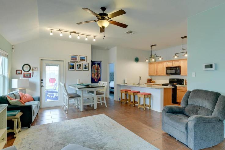 Salle de séjour élégante avec mobilier moderne dans un appartement à Building Oak Harbor Drive - evolve - 1385954 à Corpus Christi, Corpus Christi Salle de séjour élégante avec mobilier moderne dans un appartement à Building Oak Harbor Drive - evolve - 1385954 à Corpus Christi, Corpus Christi