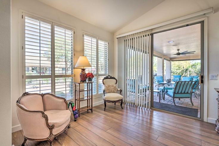 Sun Lakes Sun LakesのBuilding South Agate Drive - evolve - 1385581のアパートメントにある、モダンな家具を備えたエレガントなデザインのリビングルーム