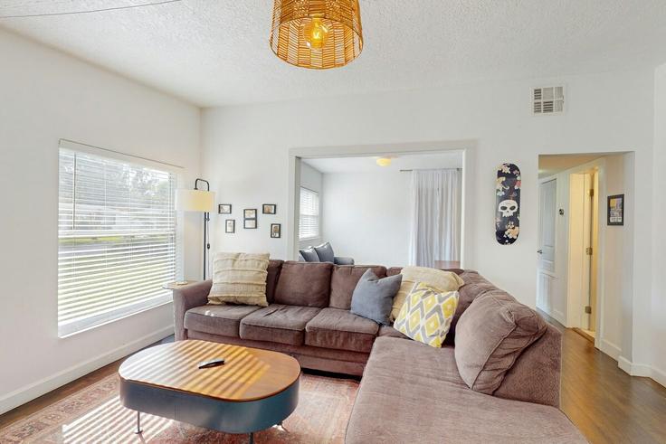 Elegant gestaltetes Wohnzimmer mit moderner Einrichtung in einer Wohnung im Building Weber Street - evolve - 1385794 in Orlando, Orlando