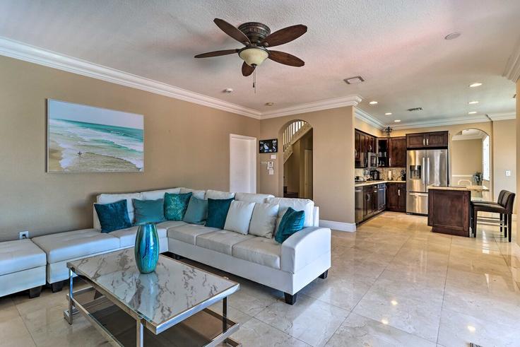 Salle de séjour élégante avec mobilier moderne dans un appartement à Building Southwest 52nd Street - evolve - 1307069 à Miami, Miami