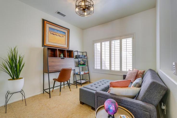 Surprise, Surprise에 위치한 Building West Boulder Vista Drive - evolve - 1386039 유닛의 세련된 인테리어가 돋보이는 거실