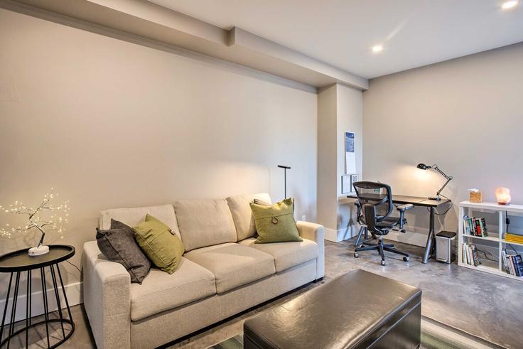 Sala de estar elegantemente projetada com móveis modernos em um apartamento no Building Tennyson Street - evolve - 1383699 em Denver, Denver