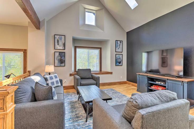 Sala de estar elegantemente projetada com móveis modernos em um apartamento no Building North Williams Street - evolve - 1386213 em Denver, Denver