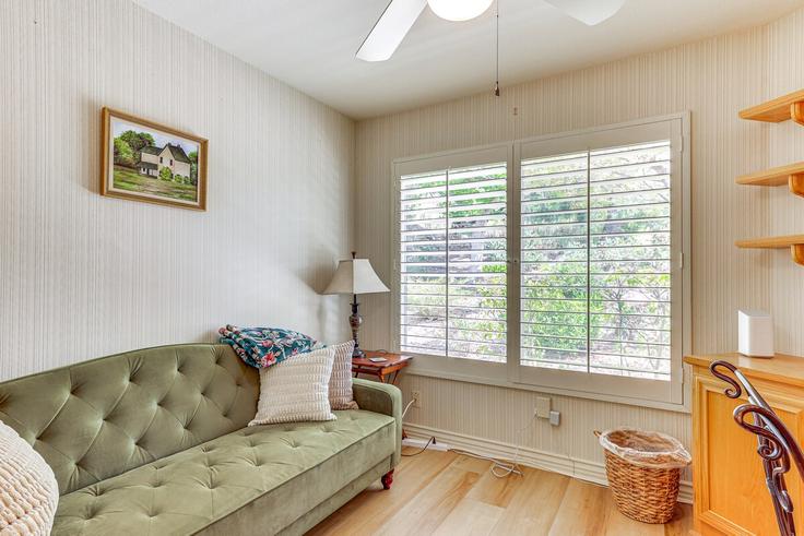 Elegante sala de estar con mobiliario moderno en un apartamento en Building Circle R Greens Drive - evolve - 1307995 en Escondido, Escondido