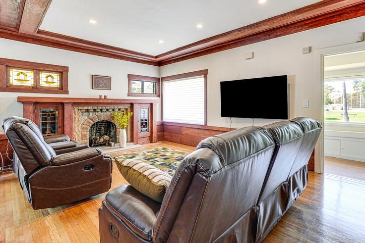 Elegant gestaltetes Wohnzimmer mit moderner Einrichtung in einer Wohnung im Building 8th Street - evolve - 1304810 in Alameda, Alameda Elegant gestaltetes Wohnzimmer mit moderner Einrichtung in einer Wohnung im Building 8th Street - evolve - 1304810 in Alameda, Alameda