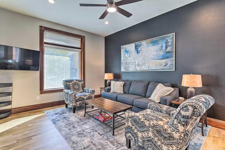 Elegante sala de estar con mobiliario moderno en un apartamento en Building North Williams Street - evolve - 1386042 en Denver, Denver