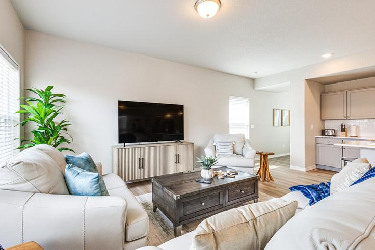 Building Blue Feather Loop - evolve - 1385759 adresindeki bir dairede modern mobilyalarla zarif bir şekilde tasarlanmış oturma odası Colorado Springs, Colorado Springs Building Blue Feather Loop - evolve - 1385759 adresindeki bir dairede modern mobilyalarla zarif bir şekilde tasarlanmış oturma odası Colorado Springs, Colorado Springs