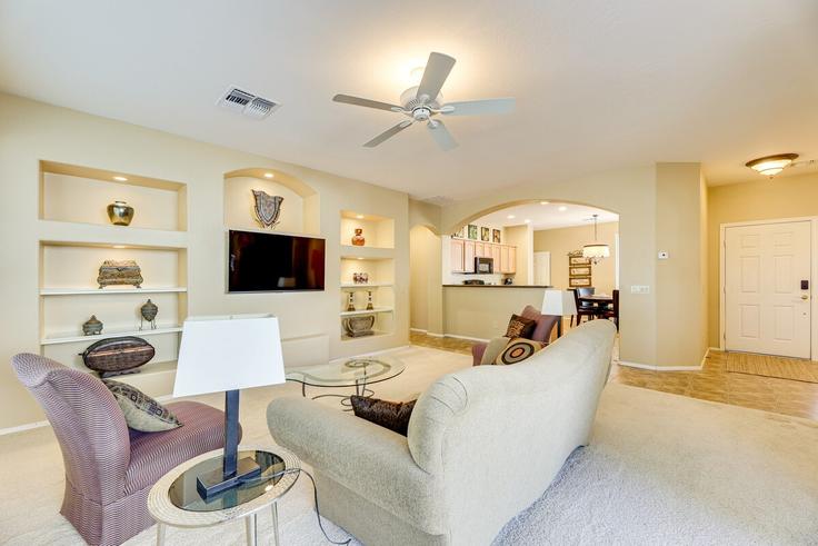 Sun Lakes Sun LakesのBuilding East Coopers Hawk Drive - evolve - 1385874のアパートメントにある、モダンな家具を備えたエレガントなデザインのリビングルーム