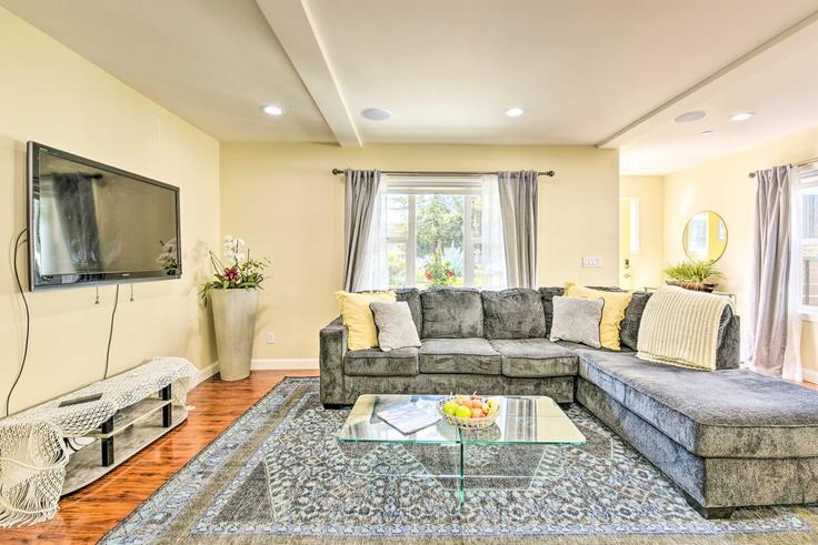 Building 52nd Street - evolve - 1304910 adresindeki bir dairede modern mobilyalarla zarif bir şekilde tasarlanmış oturma odası Oakland, Oakland Building 52nd Street - evolve - 1304910 adresindeki bir dairede modern mobilyalarla zarif bir şekilde tasarlanmış oturma odası Oakland, Oakland