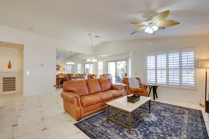 Gilbert, Gilbert에 위치한 Building South Sugarberry Lane - evolve - 1385644 유닛의 세련된 인테리어가 돋보이는 거실