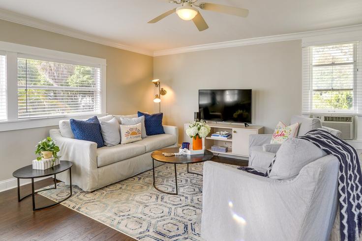 Elegante sala de estar con mobiliario moderno en un apartamento en Building 10th Avenue Northeast - evolve - 1383675 en St. Petersburg, St. Petersburg