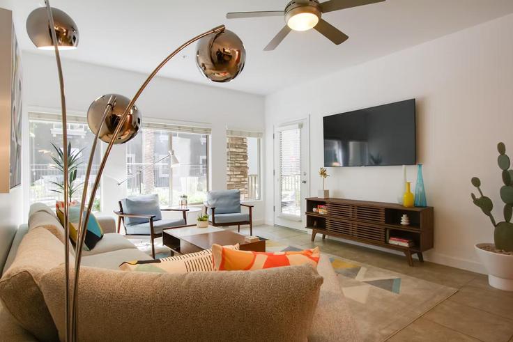 Phoenix, Phoenix에 위치한 Building East Deer Valley Drive - evolve - 1386097 유닛의 세련된 인테리어가 돋보이는 거실