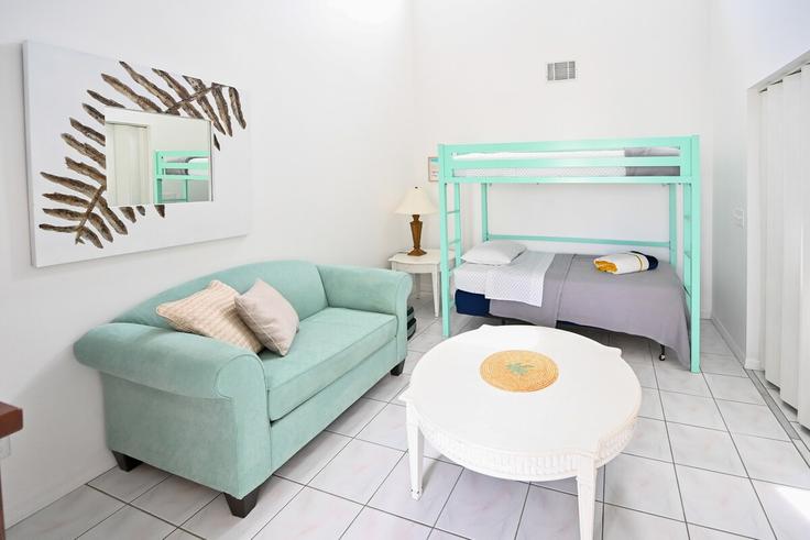 Elegante sala de estar con mobiliario moderno en un apartamento en Building Markley Court - evolve - 1385910 en Indian Harbour Beach, Indian Harbour Beach