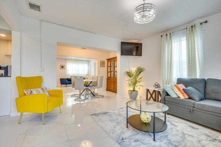 Elegante sala de estar con mobiliario moderno en un apartamento en Building Northwest 5th Avenue - evolve - 1306987 en Miami Gardens, Miami Gardens