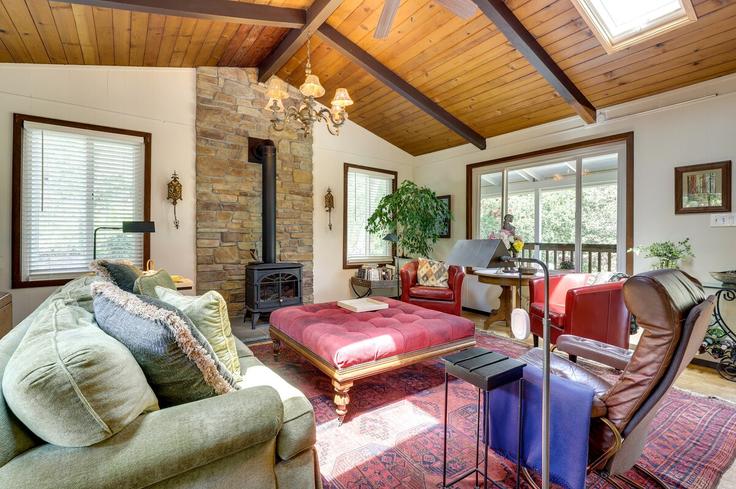 Sala de estar elegantemente projetada com móveis modernos em um apartamento no Building Lakeside Road - evolve - 1308110 em Glen Ellen, Glen Ellen