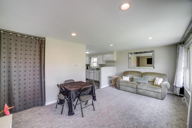 Chicago ChicagoのBuilding East 92nd Place - evolve - 1306077のアパートメントにある、モダンな家具を備えたエレガントなデザインのリビングルーム