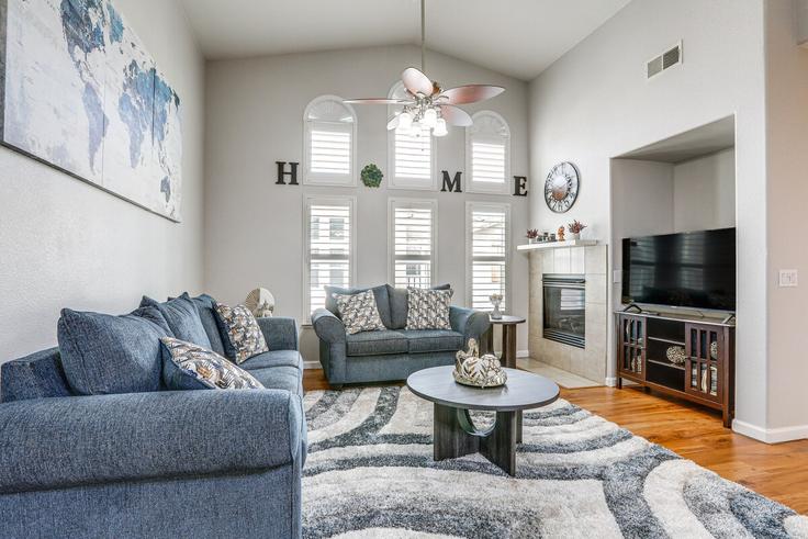 Elegant gestaltetes Wohnzimmer mit moderner Einrichtung in einer Wohnung im Building Sheldon Road - evolve - 1385992 in Sacramento, Sacramento