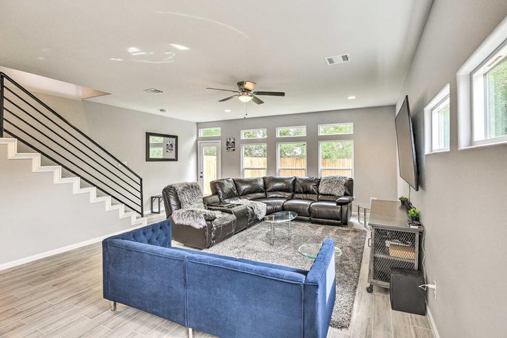 Elegant gestaltetes Wohnzimmer mit moderner Einrichtung in einer Wohnung im Building Sunflower Street - evolve - 1385590 in Houston, Houston