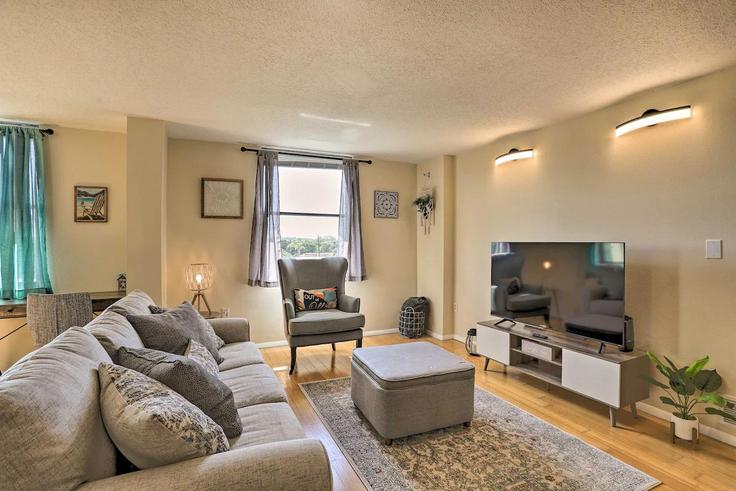 Elegante sala de estar con mobiliario moderno en un apartamento en Building South Madison Avenue - evolve - 1386150 en Clearwater, Clearwater Elegante sala de estar con mobiliario moderno en un apartamento en Building South Madison Avenue - evolve - 1386150 en Clearwater, Clearwater