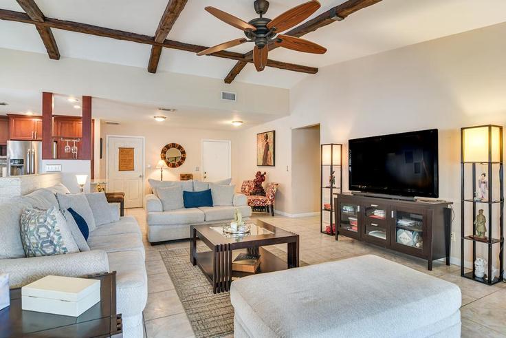 Elegante sala de estar con mobiliario moderno en un apartamento en Building Meadow Wood Drive - evolve - 1386056 en Clearwater, Clearwater