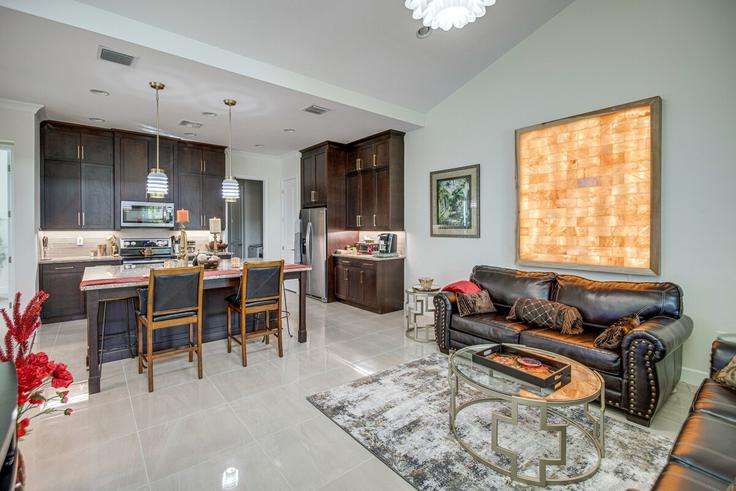 Salle de séjour élégante avec mobilier moderne dans un appartement à Building Cayo Coco Lane - evolve - 1306991 à Naples, Naples Salle de séjour élégante avec mobilier moderne dans un appartement à Building Cayo Coco Lane - evolve - 1306991 à Naples, Naples