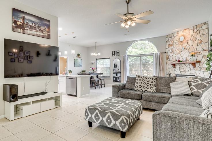 Elegant gestaltetes Wohnzimmer mit moderner Einrichtung in einer Wohnung im Building Tallcott Drive - evolve - 1386053 in Jacksonville, Jacksonville
