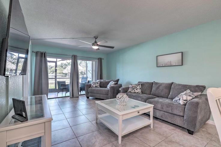 Elegante sala de estar con mobiliario moderno en un apartamento en Building Palma Del Mar Boulevard South - evolve - 1385893 en St. Petersburg, St. Petersburg