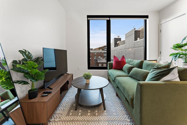 Sala de estar elegantemente projetada com móveis modernos em um apartamento no Building West 2nd Street - evonifystays - 1537445 em Boston, Boston