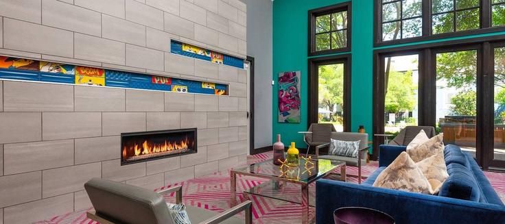 Salle de séjour élégante avec mobilier moderne dans un appartement à Building Metric Boulevard - evonifystays - 1343245 à Austin, Austin