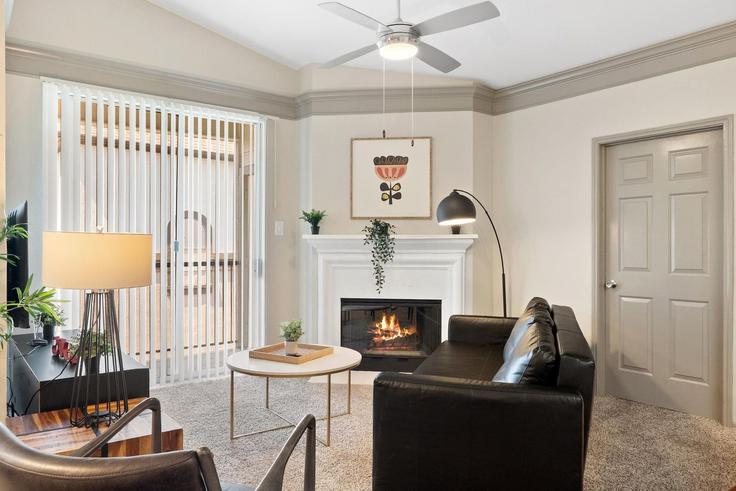 Austin, Austin에 위치한 Building Metric Boulevard - evonifystays - 1343256 아파트의 세련된 인테리어가 돋보이는 거실 Austin, Austin에 위치한 Building Metric Boulevard - evonifystays - 1343256 아파트의 세련된 인테리어가 돋보이는 거실