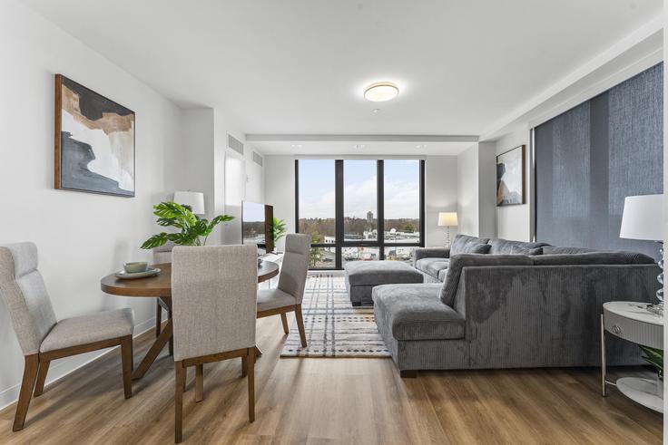 Salle de séjour élégante avec mobilier moderne dans un appartement à Building Western Avenue - evonifystays - 1240274 - BOS à Boston, Boston