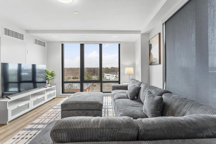 Building Western Avenue - evonifystays - 1343267 adresindeki bir dairede modern mobilyalarla zarif bir şekilde tasarlanmış oturma odası Boston, Boston Building Western Avenue - evonifystays - 1343267 adresindeki bir dairede modern mobilyalarla zarif bir şekilde tasarlanmış oturma odası Boston, Boston