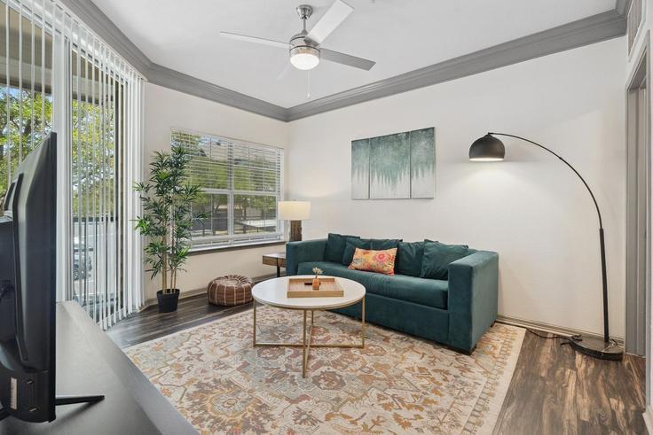 Building Metric Boulevard - evonifystays - 1343251 adresindeki bir dairede modern mobilyalarla zarif bir şekilde tasarlanmış oturma odası Austin, Austin