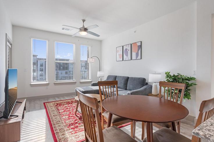 Elegant gestaltetes Wohnzimmer mit moderner Einrichtung in einer Wohnung im Building Ferrystone Glen Drive - evonifystays - 1343261 in Austin, Austin