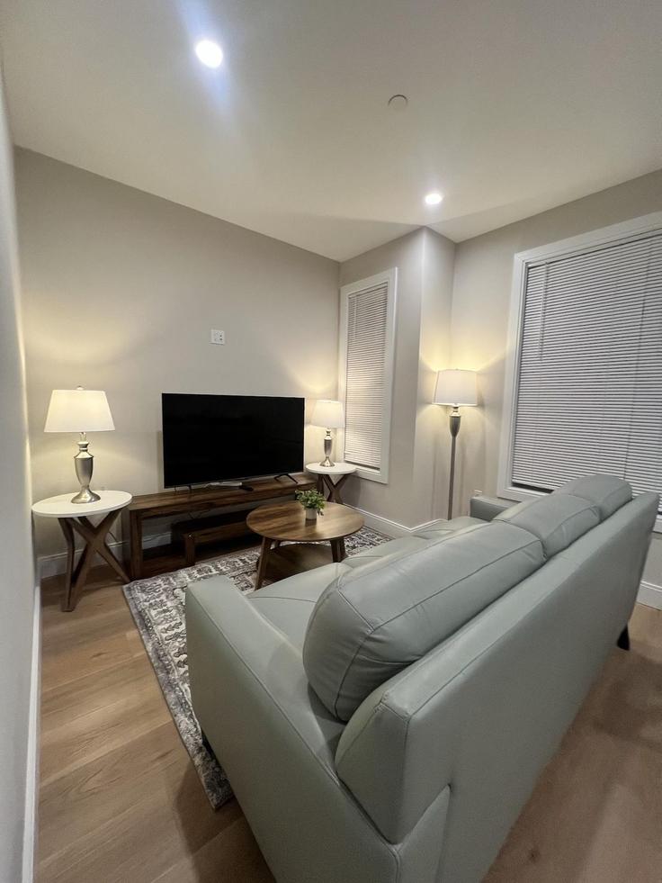 Elegante sala de estar con mobiliario moderno en un apartamento en Building McGrath Highway - evonifystays - 1364690 en Somerville, Somerville Elegante sala de estar con mobiliario moderno en un apartamento en Building McGrath Highway - evonifystays - 1364690 en Somerville, Somerville