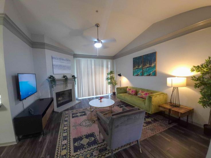 Austin, Austin에 위치한 Building Metric Boulevard - evonifystays - 1343263 아파트의 세련된 인테리어가 돋보이는 거실 Austin, Austin에 위치한 Building Metric Boulevard - evonifystays - 1343263 아파트의 세련된 인테리어가 돋보이는 거실