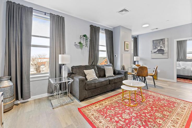 Building Broadway - evonifystays - 1240384 - BOS adresindeki bir dairede modern mobilyalarla zarif bir şekilde tasarlanmış oturma odası Everett, Everett Building Broadway - evonifystays - 1240384 - BOS adresindeki bir dairede modern mobilyalarla zarif bir şekilde tasarlanmış oturma odası Everett, Everett