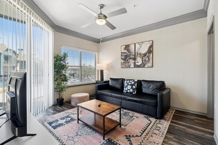Salle de séjour élégante avec mobilier moderne dans un appartement à Building Metric Boulevard - evonifystays - 1343258 à Austin, Austin Salle de séjour élégante avec mobilier moderne dans un appartement à Building Metric Boulevard - evonifystays - 1343258 à Austin, Austin